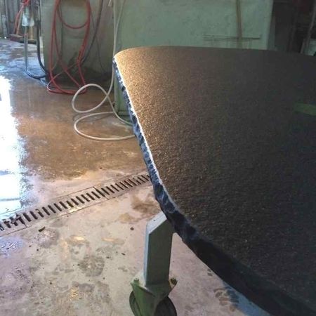 Bossierte Kante an einem Küchenblock aus Nero Assoluto antik