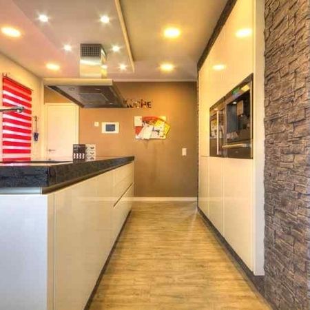 Bossierte Kante an einer Küchenarbeitsplatte aus Naturstein