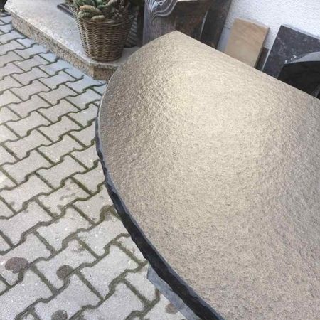 Bossierte Kante Nero Assoluto abgerundet