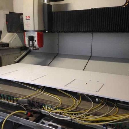 CNC Bearbeitungszentrum bei der Produktion einer Küchenarbeitsplatte