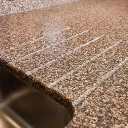 Eingefräste Rillen in der Küchenarbeitsplatte zum Abtropffläche