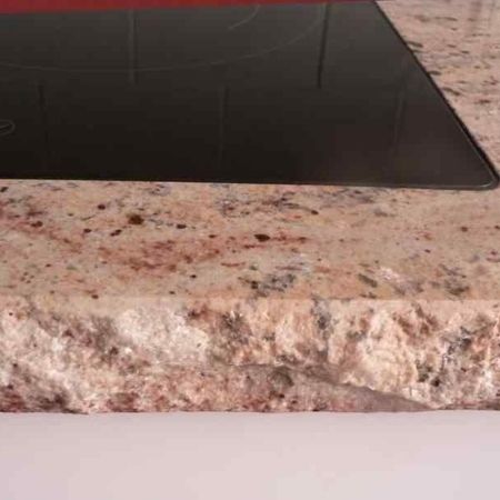 Handwerklich bossierte Kante einer Küchenarbeitsplatte aus Shivakashi satiniert