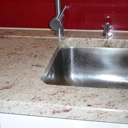 Innenpolierter Unterbau Ausschnitt für Spülbecken aus Shivakashi Naturstein mit einer eingefrästen Ablauffläche