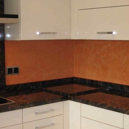 Küchenarbeitsplatte aus Aruba Naturstein mit einer erhöhten Eckplatte