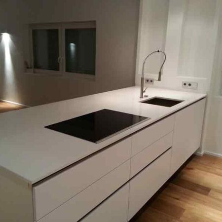 Küchenarbeitsplatte aus einem weißen Quarzkomposit mit einem Unterbau Ausschnitt der Spüle