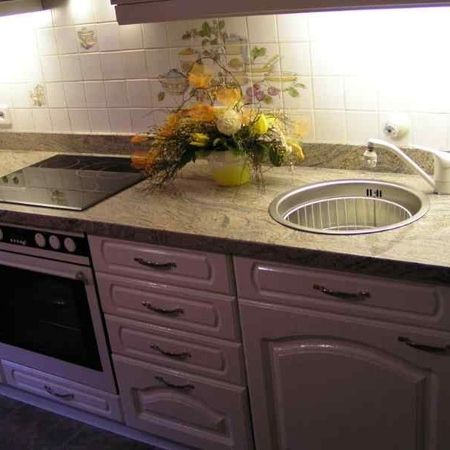 Küchenarbeitsplatte aus Giallo Veneziano und einem runden gesägten Ausschnitt der Spüle