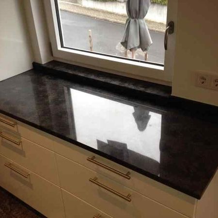 Küchenarbeitsplatte aus Mystic Grey poliert mit der passenden Fensterbank