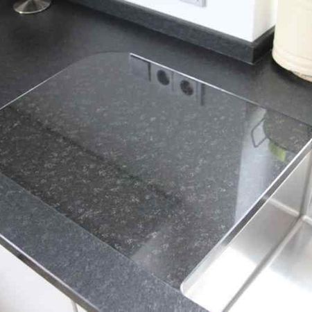 Küchenarbeitsplatte aus Nero Assoluto antik mit einer eingefrästen polierten Ablauffläche