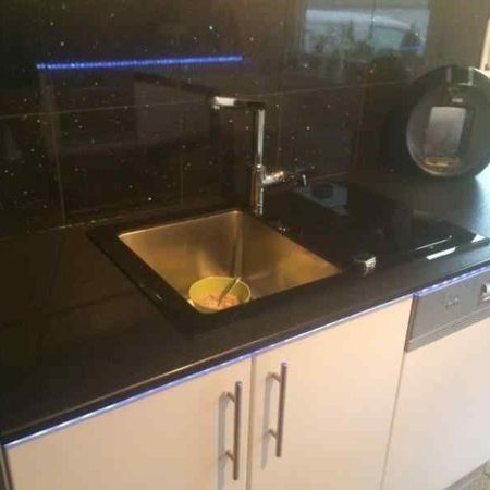 Küchenarbeitsplatte aus Nero Assoluto mit einer Fräsung für Lichtquelle von unten