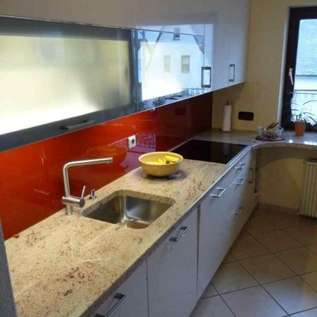 Küchenarbeitsplatte aus Shivakashi poliert mit einem Ausschnitt Unterbau und flächenbündigem Ausschnitt