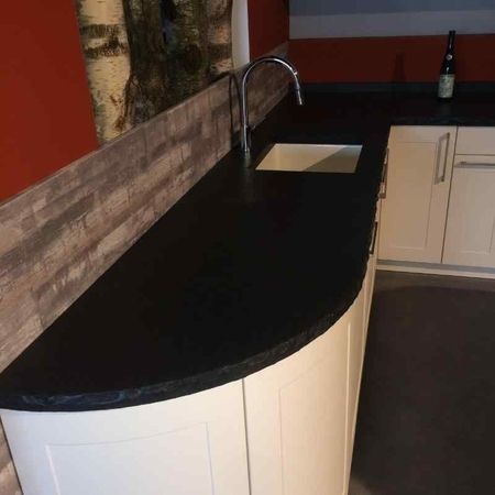 Küchenarbeitsplatte mit bossierter Kante