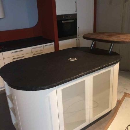 Küchenblock aus Nero Assoluto mit einer Ablage aus Holz