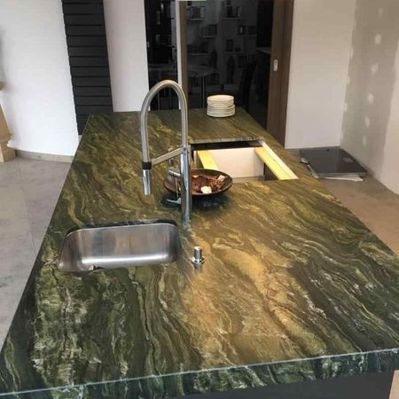 Massive Küchenarbeitsplatte aus Verde Candeias Naturstein satiniert