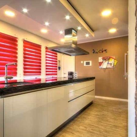 Massive Natursteinarbeitsplatte mit einer bossierten Kante