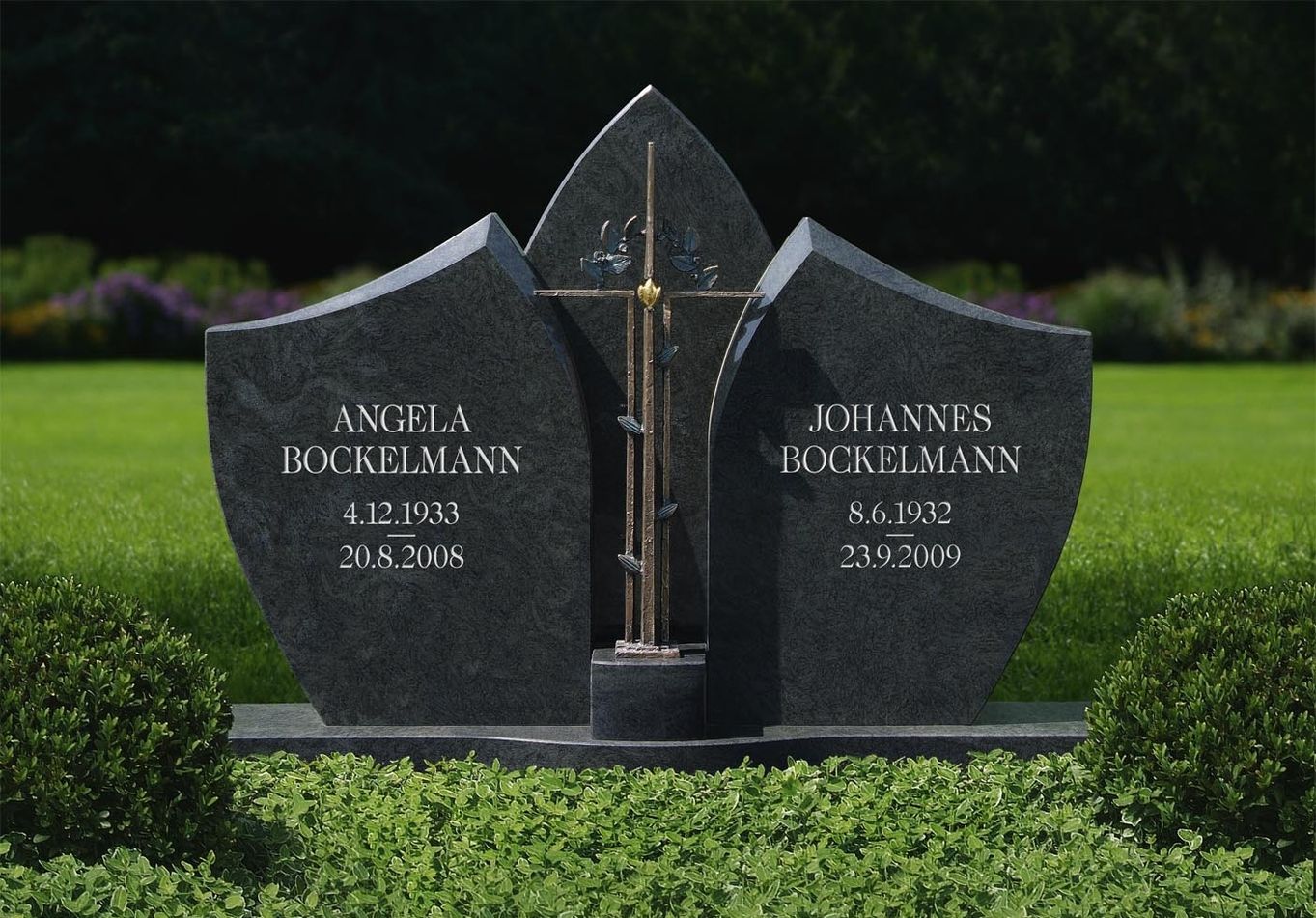 Grabstein eines Doppel-Tiefengrabes aus dunklem Stein mit Kreuz
