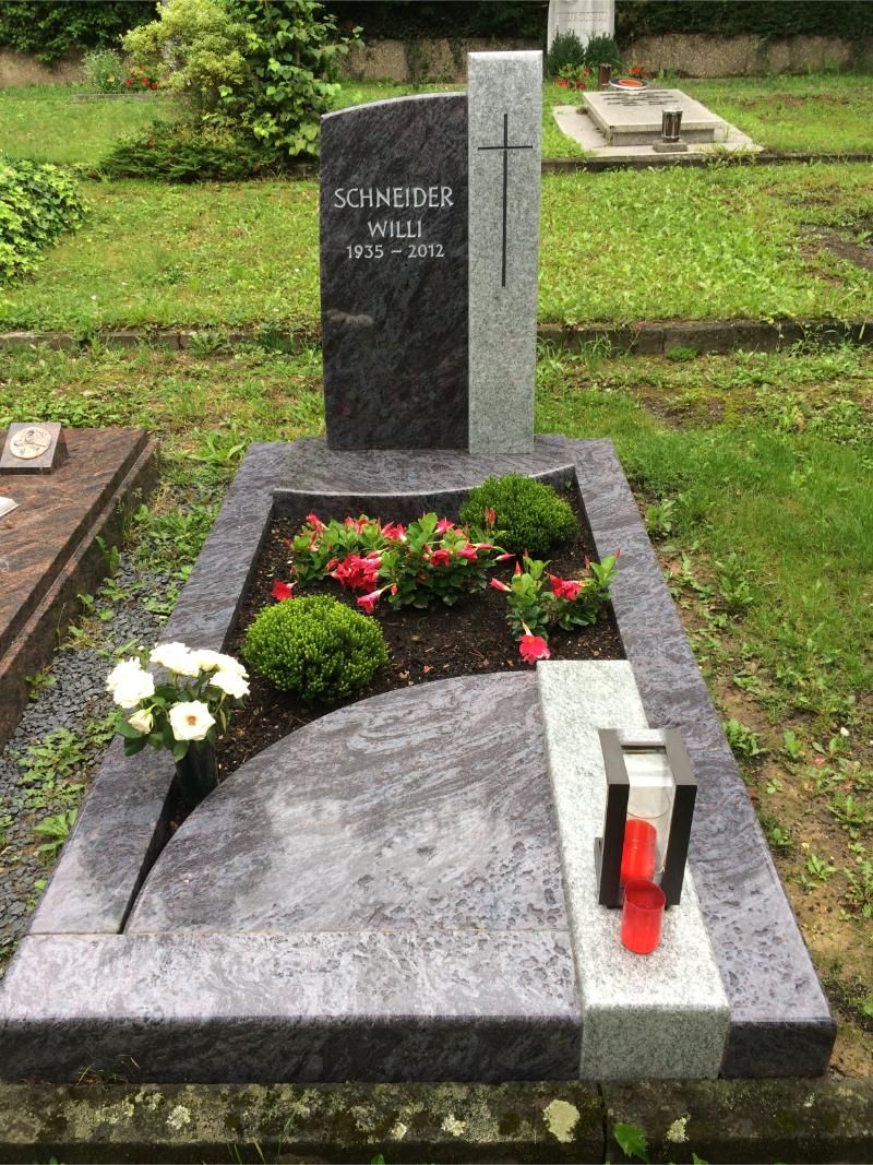 Einzelgrab mit dunklem Stein und Abrundungen
