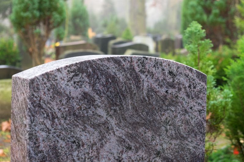Reparierter Grabstein auf einem Friedhof